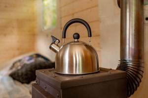 a tea kettle sitting on top of a stove at Maringotka Vojenského Stylu na Šumavě in Bošice