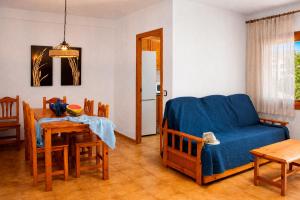 a living room with a blue couch and a table at Euromar I - TEPINSA Alquiler de Apartamentos in Torreblanca