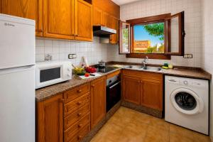 a kitchen with a dishwasher and a microwave at Euromar I - TEPINSA Alquiler de Apartamentos in Torreblanca