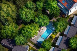 an overhead view of a swimming pool surrounded by trees at MEDUSA apartamenty i bungalowy in Niechorze