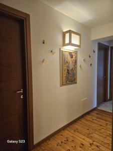 a hallway with a painting and birds on the wall at Apartment with three double bedrooms in Altavilla Vicentina