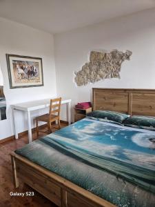 a bedroom with a bed and a table and a desk at Apartment with three double bedrooms in Altavilla Vicentina