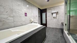 a large bathroom with a tub and a shower at Beckham Motel in Luzhu +26 photos