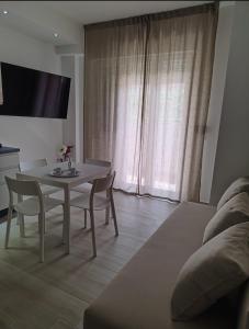 a living room with a table and a couch at Sabbia di Mare in Termoli