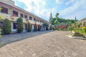 a courtyard of a building with plants on it at Urbanview Hotel Grand Palem near Alun Alun Batu in Songgoriti