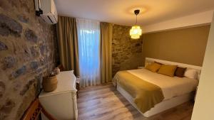 a bedroom with a bed with yellow pillows at Casa Olga in Lanestosa