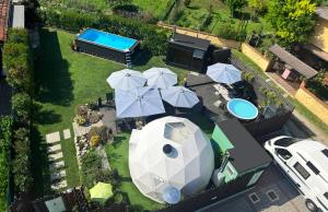 an aerial view of a backyard with umbrellas and a pool at Casa Vacanze Borc dai Cucs in Faedis