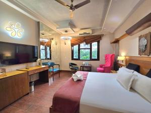 a hotel room with a large bed and a desk at Hotel Royal Castle Grand in New Delhi