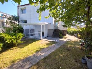 a house with a garage in front of it at Pokoje Gościnne u DORIS in Stegna
