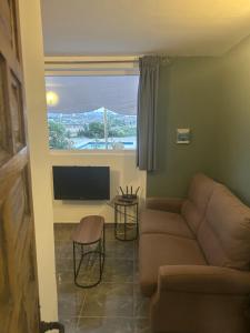 ein Wohnzimmer mit Sofa und Flachbildfernseher in der Unterkunft Finca Parella in Huércal-Overa