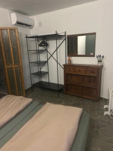 ein Schlafzimmer mit einem Bett, einer Kommode und einem Spiegel in der Unterkunft Finca Parella in Huércal-Overa + 20 Fotos
