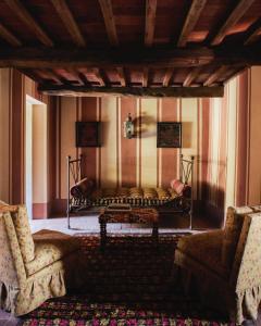 a living room with a couch and two chairs at Le Lappe in Cavriglia