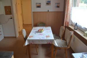 a table and chairs with a bowl of apples on it at Zum Zingelforst in Neudorf
