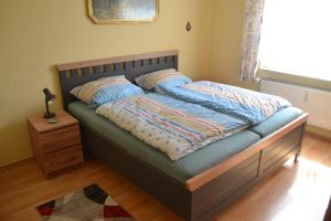 a bed with two pillows on it in a bedroom at Zum Zingelforst in Neudorf