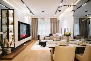 a living room with a dining table and a tv at CIA apartmani - Arandjelovac Bekatown Apartment in Arandelovac