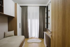 a bedroom with a bed and a window at CIA apartmani - Arandjelovac Bekatown Apartment in Arandelovac