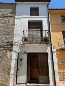 a building with a balcony and a wooden door at Casa el Estanco in Barracas