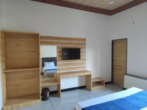 a bedroom with a bed and a tv in a room at Patidar Villa Mount Abu in Mount Ābu