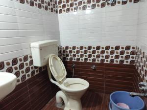 a bathroom with a toilet and a sink at Patidar Villa Mount Abu in Mount Ābu