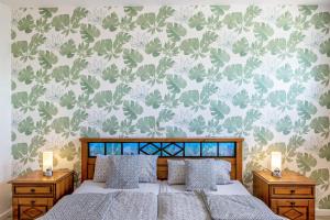 a bedroom with a bed with a floral wallpaper at Ferienwohnung "Beim Tannenbaum" in Reichensachsen