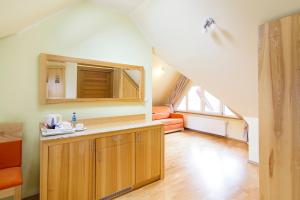Kuchyňa alebo kuchynka v ubytovaní Hotel Pory Roku + 37 fotografií