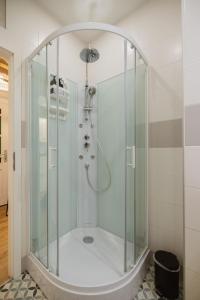 a shower with a glass enclosure in a bathroom at HYGGE HOMES - Apartment 'gamleby' in Lüneburg +31 photos