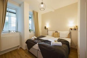 a bedroom with a bed with two towels on it at HYGGE HOMES - Apartment 'gamleby' in Lüneburg