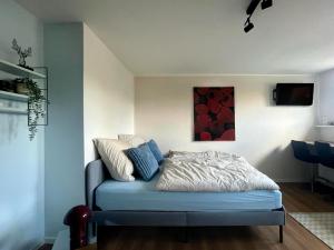 a bed sitting in a room with at Stadtquartier Soest in Soest