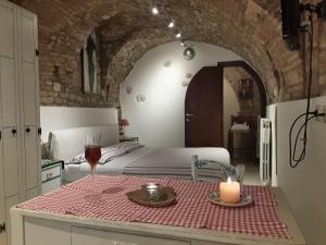 A bed or beds in a room at Vico Del Poeta