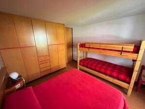 a bedroom with two bunk beds and a red rug at Monterosa Paradise in Gressoney-la-Trinité
