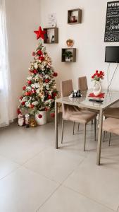 a christmas tree in a dining room with a table at Maison Alexeur - Intero Appartamento in Crotone