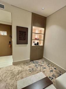 an empty room with a room with an open refrigerator at فندق سدو بوتيك التحلية in Medina