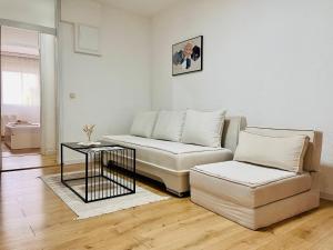 ein Wohnzimmer mit Sofa und Tisch in der Unterkunft Zayed Residence in Mostar