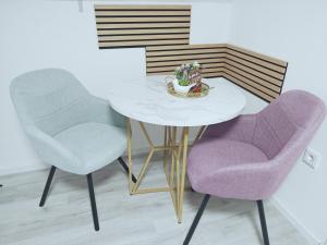 two chairs and a table with a cake on it at Unterkunft in Eggenfelden in Eggenfelden