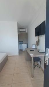 a room with a desk with a laptop on it at Vila Arthur in Eforie Nord