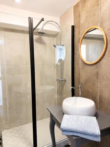a bathroom with a sink and a shower at Le Napoléon in Corps