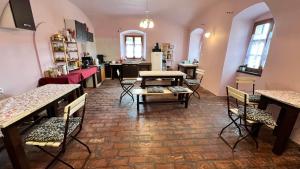 a restaurant with tables and chairs in a room at Fogadó a Kóbor Macskához in Kőszeg