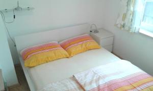 Postel nebo postele na pokoji v ubytování Topwohnung 45m2 oder weißes Zimmer 15 m2 - Nähe Grünberg