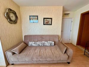 a living room with a couch in a room at Cozy Corner Studio in Crown Fort in Sveti Vlas