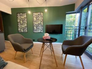 a room with two chairs and a table with a cake on it at Nad Jeziorem dla przyjaciół Apartament in Serock