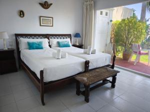 a bedroom with two beds and a chair and a window at Calma Bungalow 54b en Urbanización La Roca in Torremolinos +33 photos
