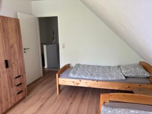a small bedroom with a bed and a closet at Hochwertige Monteurunterkunft in Zarrentin