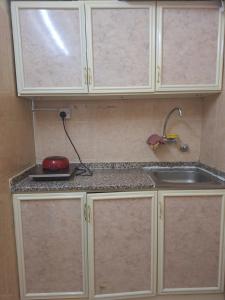 eine Küche mit Spüle und Arbeitsplatte in der Unterkunft Ur place in al-Ain