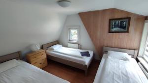 a bedroom with two beds and a window at Oliwne Wzgórza in Stronie Śląskie