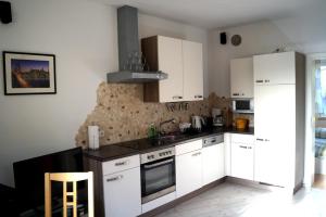 Kuchyň nebo kuchyňský kout v ubytování Topwohnung 45m2 oder weißes Zimmer 15 m2 - Nähe Grünberg