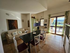 ein Wohnzimmer mit einem Tisch und einem Sofa in der Unterkunft Masone Verde in Castiadas