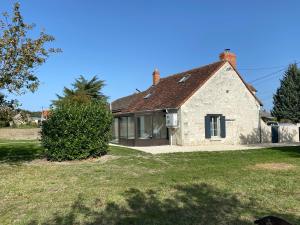 an old stone house with a large yard at Gîte Du Parc in La Celle-Saint-Avant