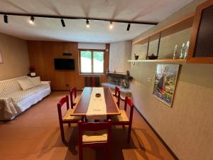a living room with a table and chairs and a couch at Monterosa Paradise in Gressoney-la-Trinité