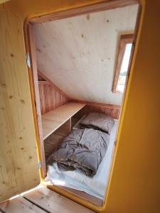 a small bed in a small room in a tiny house at Camping Kerlaudy La pause Atypi'k in Plouénan