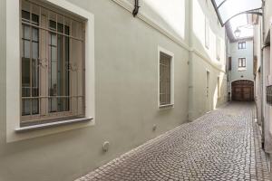 an empty alleyway in a building with a window at GuestHost - Vivaldi Autunno Apartment in Treviglio